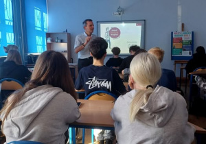 Uczniowie w sali przodem do ekranu