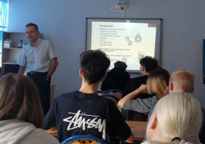 Uczniowie w sali przodem do prowadzącego.