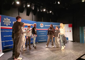 Uczniowie odgrywający scenkę