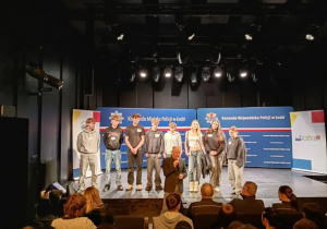 Nasi uczniowie na scenie przodem do publiczności