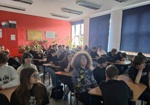 Uczniowie w sali przodem do tablicy