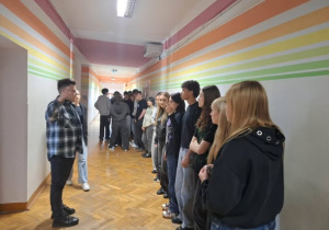 Uczniowie na korytarzu