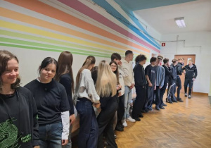 Uczniowie na kolorowym szkolnym korytarzu