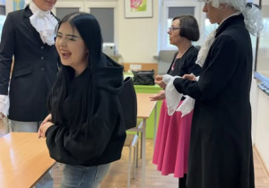 uczniowie w przebraniu z XVIII w