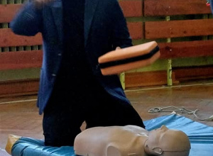 Młodzi ratownicy w akcji: lekcja EDB w praktyce