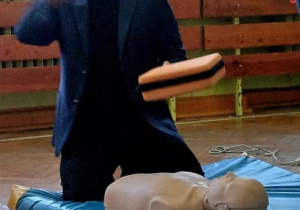 nauczyciel na materacu przy fantomie