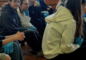 uczniowie przyglądający się zajęciom