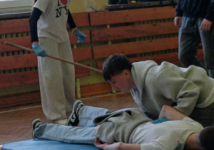 udzielanie I pomocy uczniowi leżącemu na brzuchu