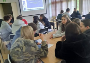 Uczniowie podczas zajęć w sali
