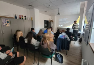 Uczniowie w sali