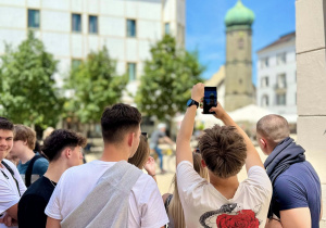 Uczniowie na placu miasta