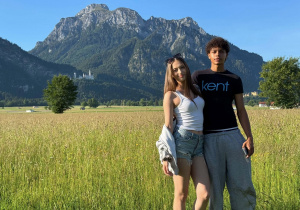 Dwoje uczniów na tle Alp