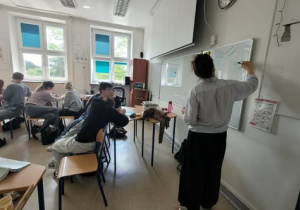 Prowadzący warsztaty przy tablicy