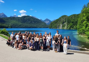 Grupa na tle jeziora i Alp