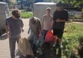 Czwórka uczniów z pełnymi workami