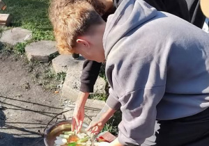 Uczniowie przygotowujący potrawy
