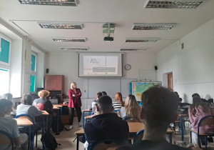 Uczniowie w sali podczas wykładu