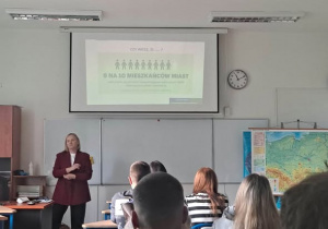 Wykładowca na tle ekranu