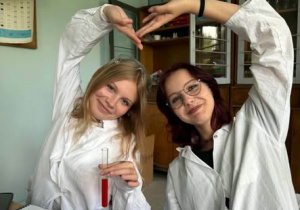 Uczennice w laboratorium