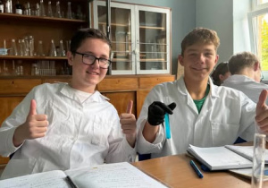 Uczniowie w laboratorium