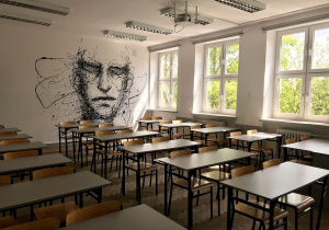 klasa z graffiti na tylnej ścianie